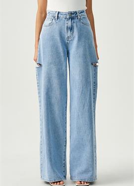 REMI SLASHED - Flared джинсы