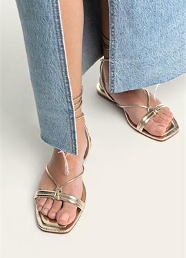 STRAPPY - сандалии с ремешком