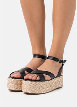 BRAIDED FLATFORM - сандалии