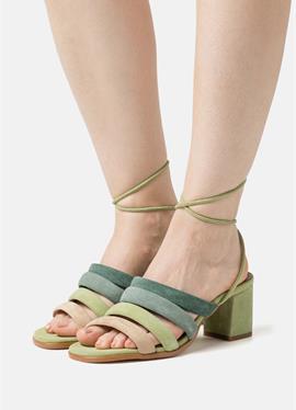 LETIZIA - сандалии с ремешком