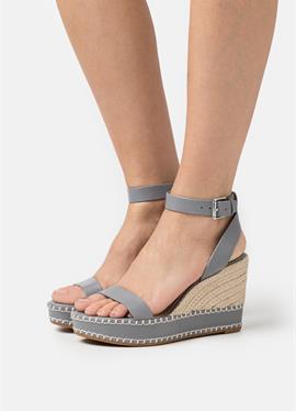 HILARIE WEDGE - сандалии на высоком каблуке