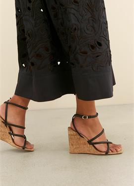 SIGNATURE LEATHER STRAPPY CORK WEDGES - сандалии на высоком каблуке