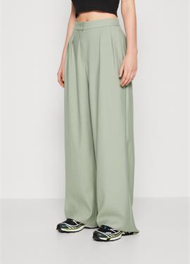 DOUBLE PLEAT TROUSER - брюки