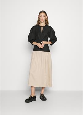FITTED COLOUR BLOCK DRESS WITH GATHERED SKIRT - платье