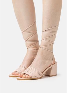 DELIA - сандалии с ремешком