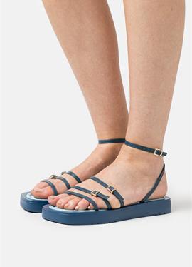 FIONNA STRAPPY FLATFORM - сандалии