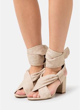 VIOLET - сандалии с ремешком