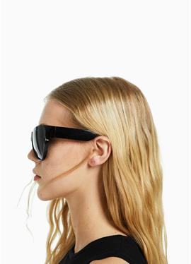 RESIN - солнцезащитные очки Bershka