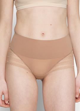 UNDIE-TECTABLE ILLUSION LACE HI-HIPSTER - Shapewear
