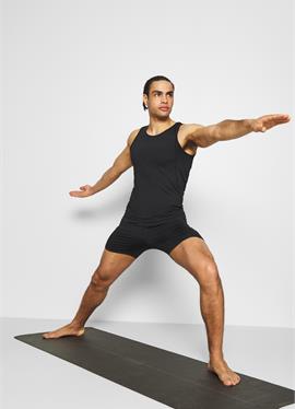 MEN шорты - kurze спортивные брюки Curare Yogawear