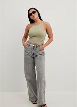 HOCHGESCHNITTENES CROP-SINGLET - топ